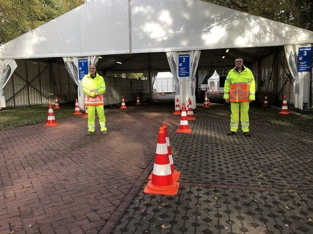 Verkeersregelaars bij teststraat tijdens een pandemie Verkeersregelaars bij teststraat tijdens een pandemie