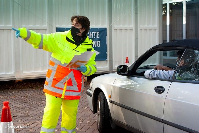 verkeersregelaar van Brussaard geeft uitleg aan passagier in een auto verkeersregelaar van Brussaard geeft uitleg aan passagier in een auto